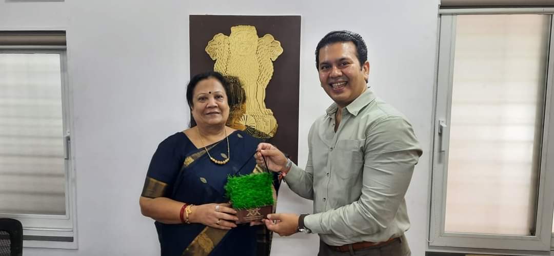 veerdesai's tweet photo. I shared details about the #IndiaBookofRecord awarded to #GreenUdhnaRailwayStation with Honorable @DarshanaJardosh ji &amp; received her blessings
#paryavaransenani #satyagrahaagainstpollution  #shahidsmritivanudhna #1sturbanforestofindianrailways  #Heartsatworkfoundation #Viraldesai https://t.co/UvCxzN2q2l