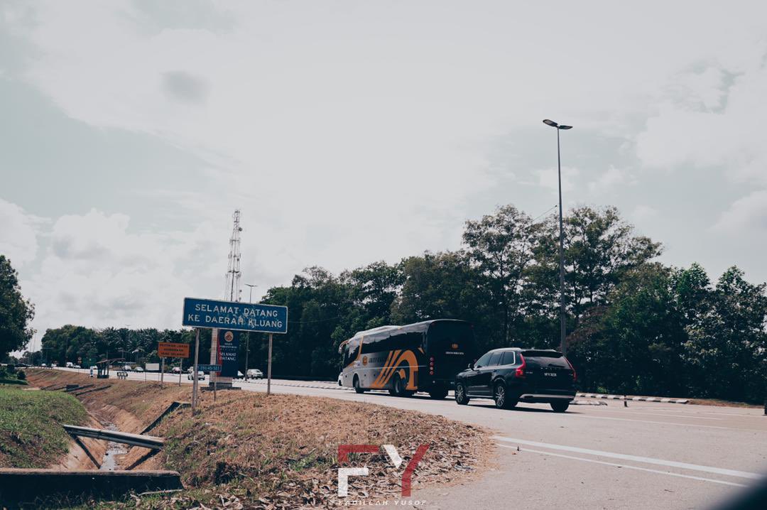 PetraJayaMP's tweet photo. Meninjau lokasi di FT050 yang merekodkan kemalangan tertinggi di mana projek cadangan menaik taraf jalan di  Sek 33.8 - 49.1 dari Ayer Hitam ke Kluang akan dilaksanakan dgn skop termasuk membina bahu jalan, median &amp; pusingan U 

#FTRoadpedia
#infraKeluargaMalaysia https://t.co/3wjJfILQAQ
