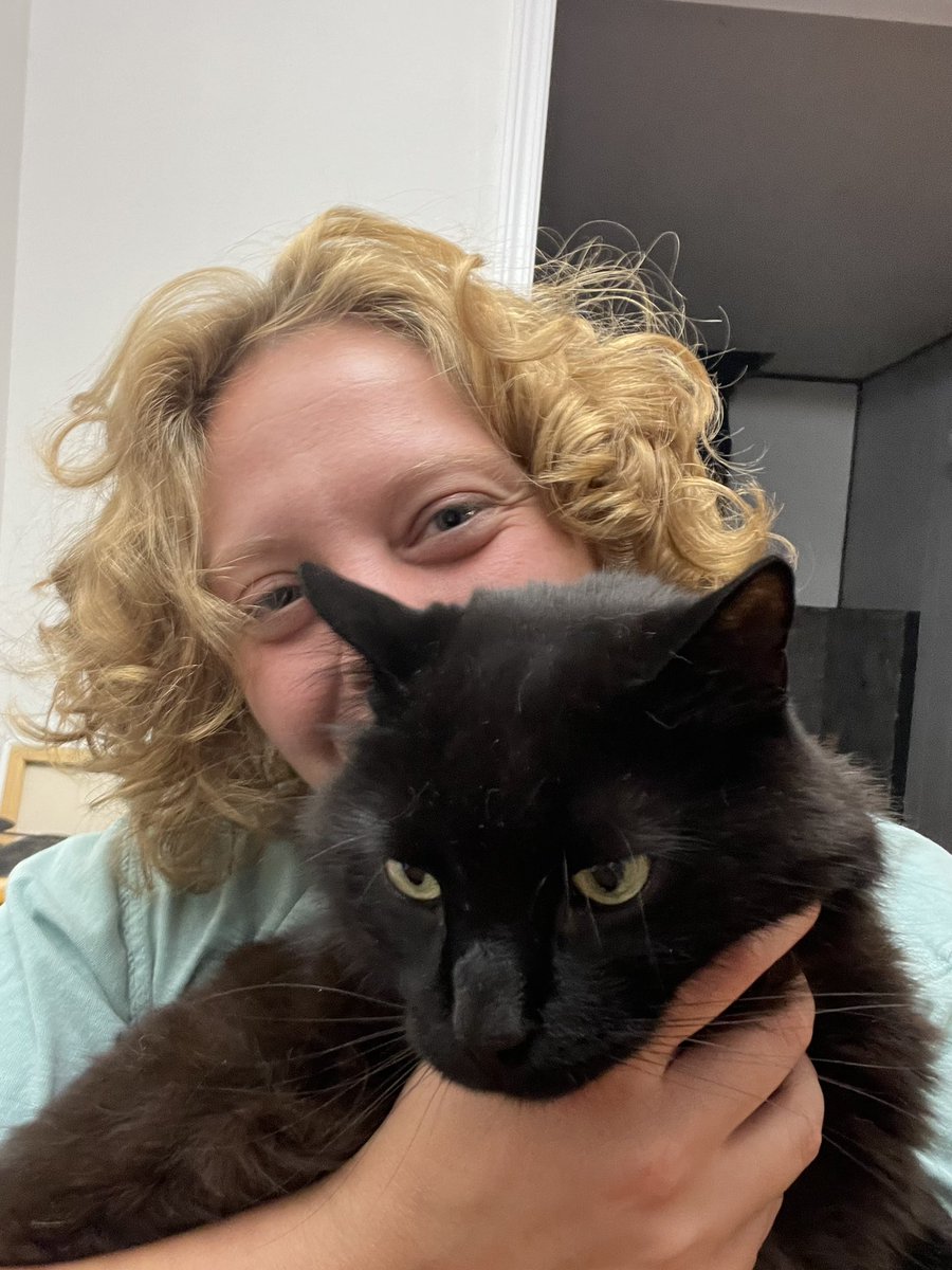 kalinjes's tweet photo. i’m tipsy and love my cat https://t.co/sDmE2kjnDm