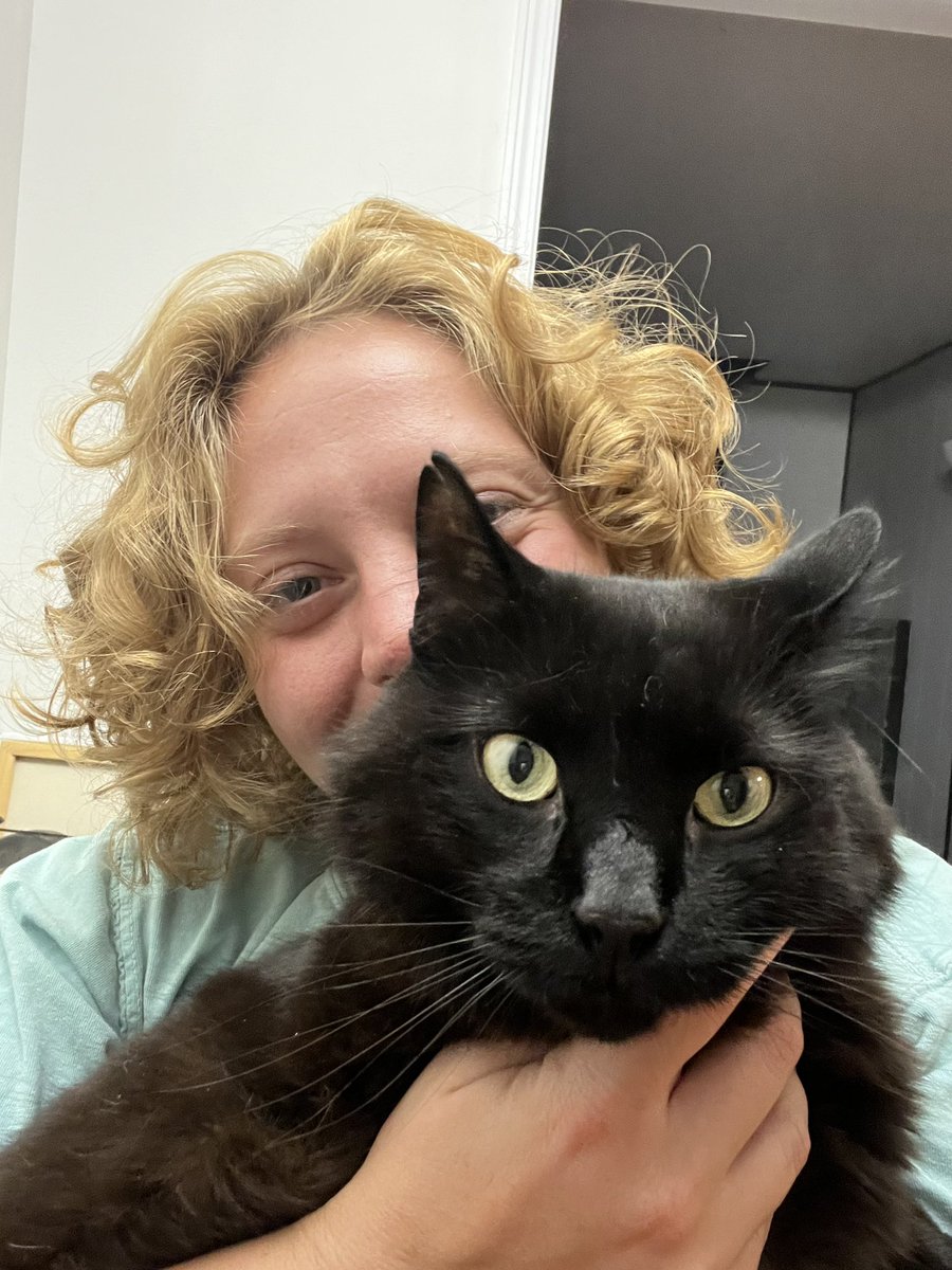 kalinjes's tweet photo. i’m tipsy and love my cat https://t.co/sDmE2kjnDm