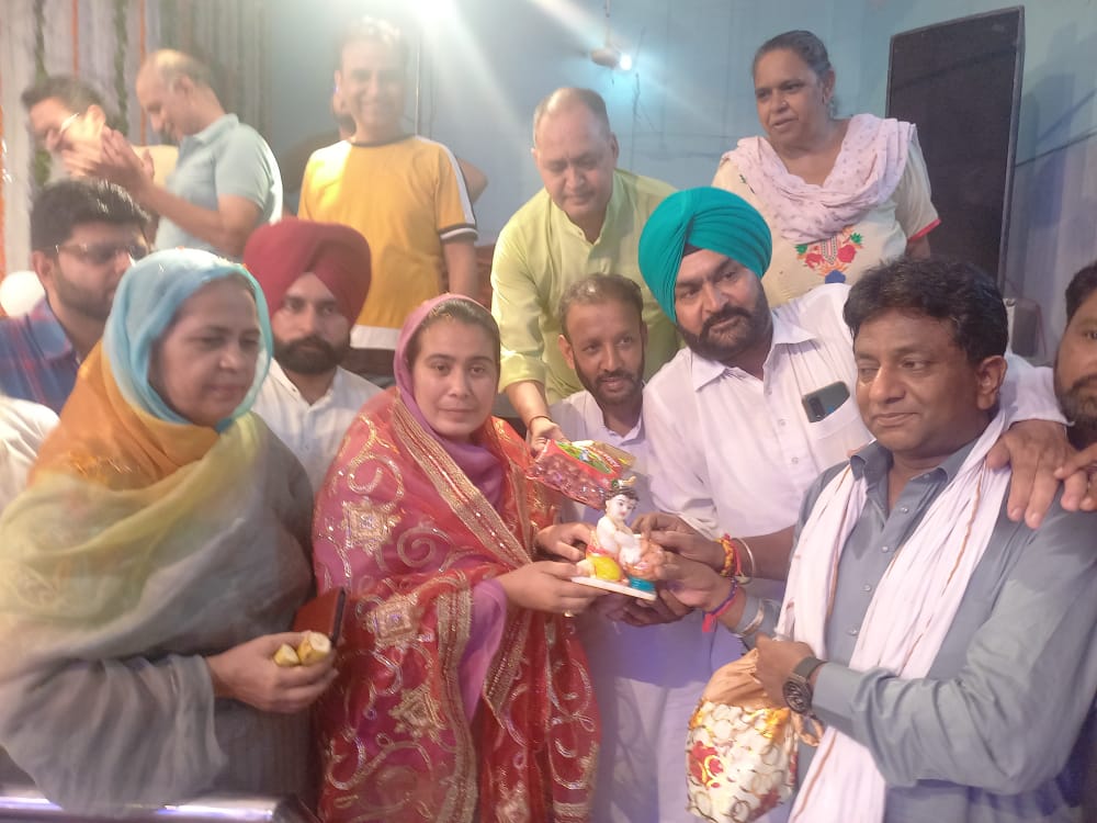 HardeepSinghTo7's tweet photo. ਕੱਲ੍ਹ ਭੈਣ #ਨਰਿੰਦਰ_ਕੌਰ_ਭਰਾਜ_MLA ਹਲਕਾ ਸੰਗਰੂਰ ਨਾਲ ਸ੍ਰੀ ਕ੍ਰਿਸ਼ਨ ਜਨਮ ਅਸ਼ਟਮੀ ਦੇ ਸ਼ੁਭ ਤਿਉਹਾਰ ਤੇ  ਸ੍ਰੀ ਰਾਧਾ ਕ੍ਰਿਸ਼ਨ ਮੰਦਰ ਅਤੇ ਸ੍ਰੀ ਦੁਰਗਾ ਮਾਤਾ ਮੰਦਰ  ਵਿਖੇ  ਭਗਵਾਨ ਸ੍ਰੀ ਕ੍ਰਿਸ਼ਨ  ਜੀ ਦੇ ਚਰਨਾਂ ਵਿੱਚ ਨਤਮਸਤਕ ਹੋਣ ਦ��� ਸੁਭਾਗ ਪ੍ਰਾਪਤ ਹੋਇਆ  -ਹਰਦੀਪ ਸਿੰਘ ਤੂਰ ਟਰੱਕ ਯੂਨੀਅਨ ਪ੍ਰਧਾਨ https://t.co/WPeCpav5Cr