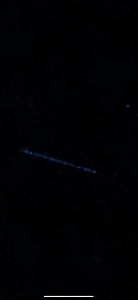 susandolnik's tweet photo. Wow! What a cool sight - took us a second to figure it out! Thanks @elonmusk for making our Friday night so cool! #vancouver #SpaceX https://t.co/itMCk7XOGO
