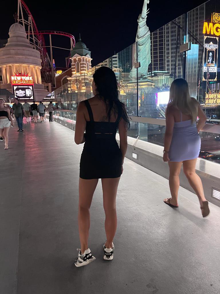 norylila81's tweet photo. De todo he hecho, siempre con un objetivo: “felicidad”. Diosito esta semanita de cumple, me hizo ver nuevamente en quién NO quiero convertirme, confirmando que para amar hay que admirar y soy una mujer con mucho AMOR para dar y recibir…
😍🥰😘#tour41 https://t.co/xcRs8Zque8