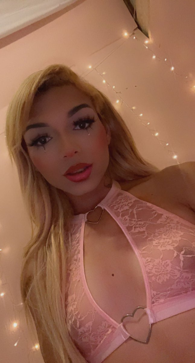 transbunny0's tweet photo. Pretty in pink 💅 https://t.co/FXZs8TRng1
