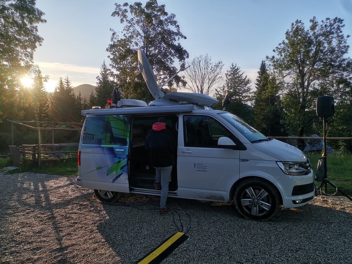 #jutro na <a href="/radioPrvi/">Prvi program Radia Slovenija</a> - pogled iz pisarne 🤩🙌