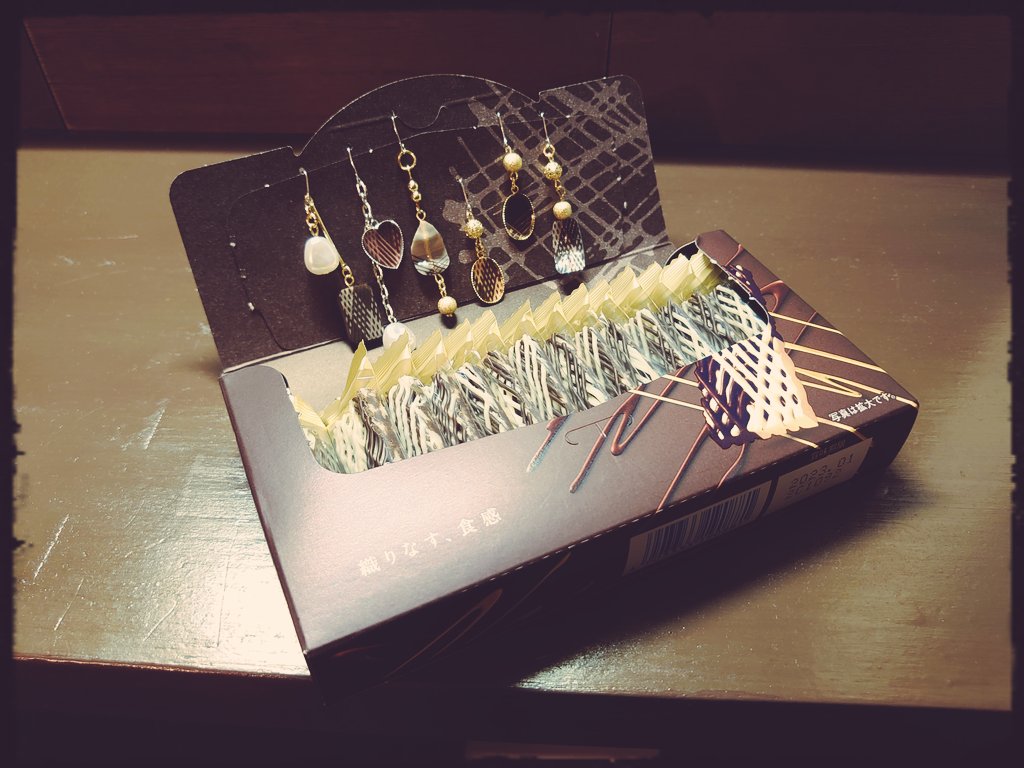 Akimo7230's tweet photo. DAISO50周年のDIYフォトコンテストが開催されると聞いて
前に作った紗々ピアス🍫
中々オシャレに撮れたお気に入りの1枚なので再投稿させていただきます

紗々UVジェルネイル
手芸用樹脂粘土ブラウン
レジン用ミール皿
9ピン
#ダイソーDIYフォトコンテスト 
#一般部門 #1972DIY 
@daiso_50th https://t.co/fdlqCPvHtG