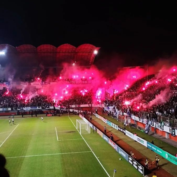 Ultramaniatics's tweet photo. Liga 1 🇮🇩
Bobotoh Persib Bandung pyroshow in Sleman.
19/08 https://t.co/w4g4H2Dp0Z
