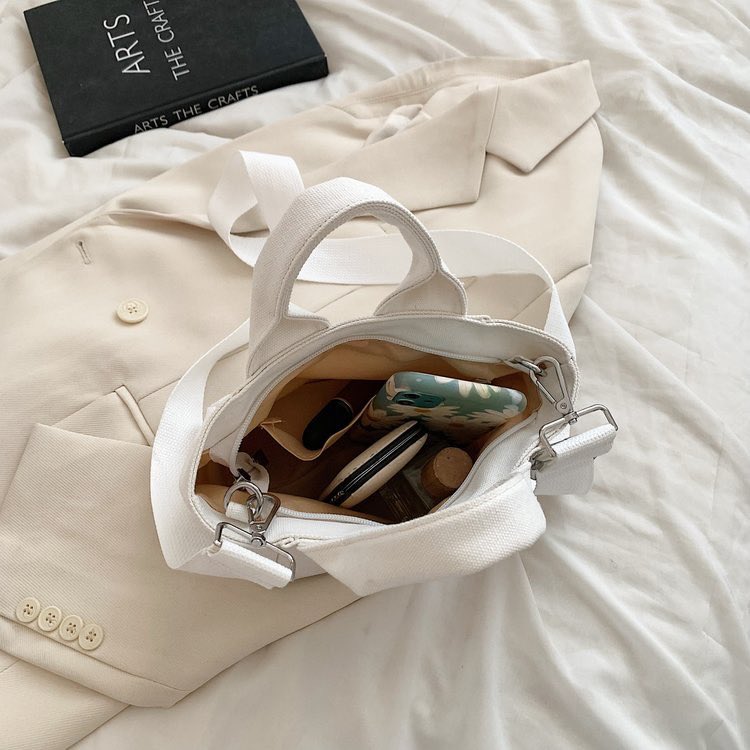 superstarhoshi's tweet photo. Concert bag budol thread, lahat pasok sa MOA Arena requirements 🫶🏻

Criteria: Can fit a lot, has pockets, has zippers and buttons para di madukutan, waterproof or makapal enough just in case, low maintenance https://t.co/2uqOGvrd0X