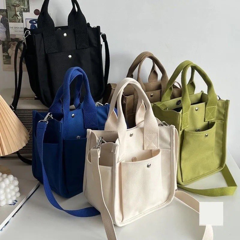 superstarhoshi's tweet photo. Concert bag budol thread, lahat pasok sa MOA Arena requirements 🫶🏻

Criteria: Can fit a lot, has pockets, has zippers and buttons para di madukutan, waterproof or makapal enough just in case, low maintenance https://t.co/2uqOGvrd0X