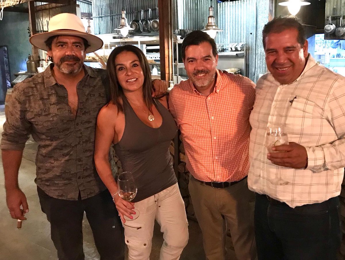 rlopezpaez's tweet photo. Que no falte el buen Vino, el buen Queso y la buena Comida de #BajaCalifornia, pero sobre todo que no falten los buenos amigos. #FincaAltozano #ChefJavierPlascencia #CastaDeVinos #CavaDeMarcelo https://t.co/bGTQ2HPBVz