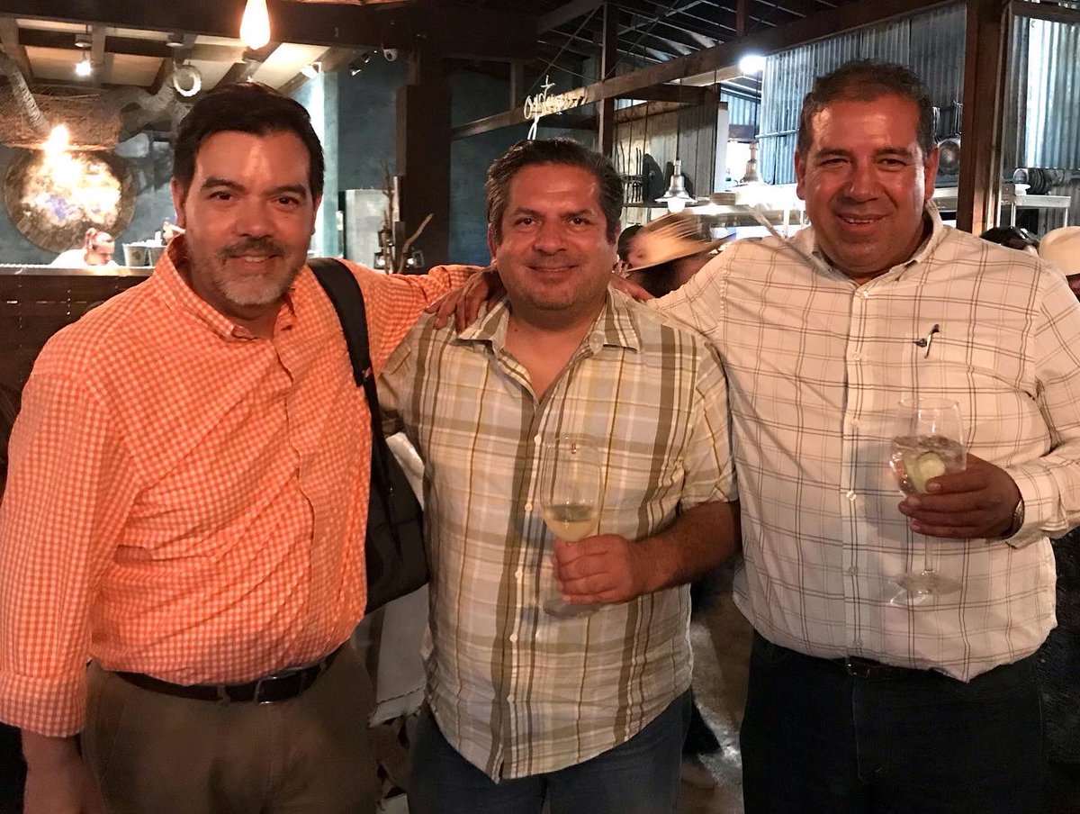 rlopezpaez's tweet photo. Que no falte el buen Vino, el buen Queso y la buena Comida de #BajaCalifornia, pero sobre todo que no falten los buenos amigos. #FincaAltozano #ChefJavierPlascencia #CastaDeVinos #CavaDeMarcelo https://t.co/bGTQ2HPBVz