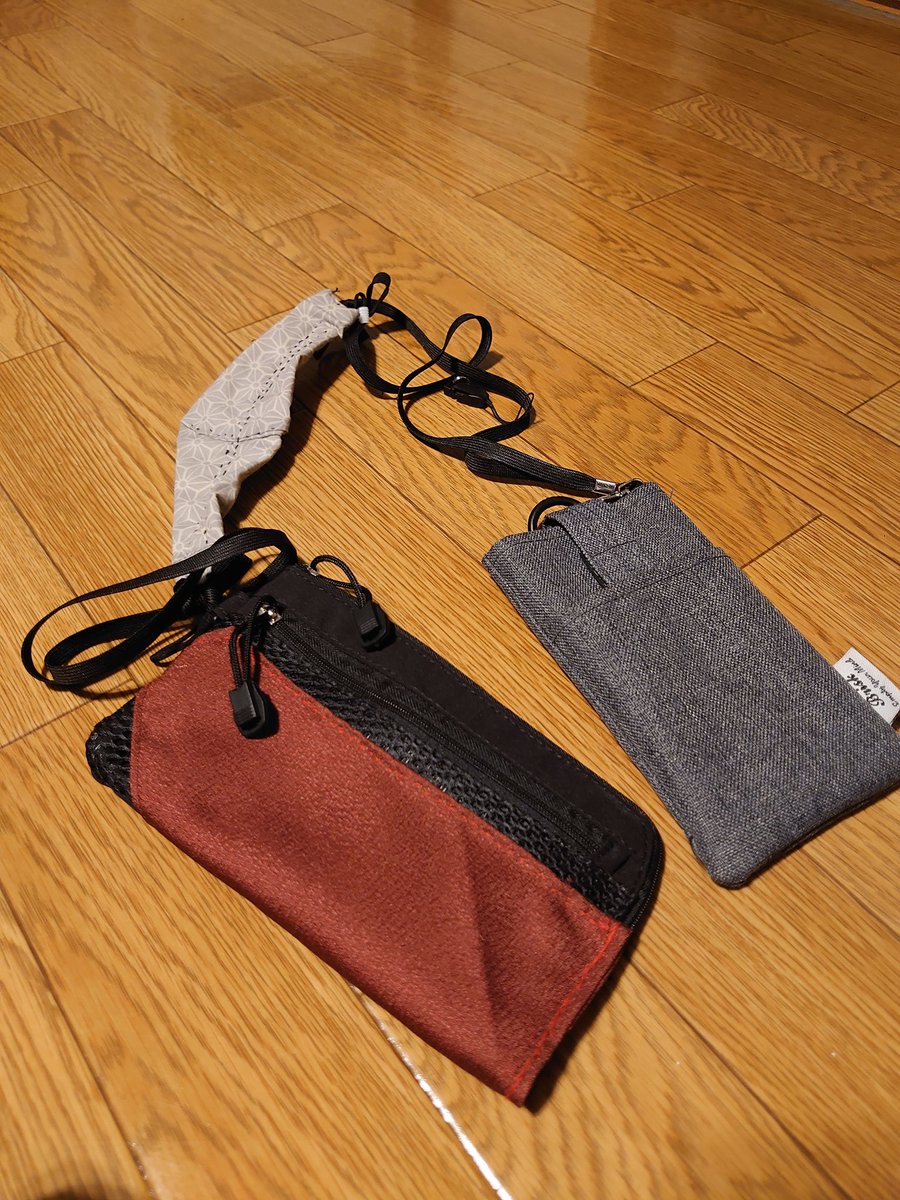 Akimo7230's tweet photo. 最近着物が趣味でして…👘
袂落としを作ってみた
普通のポーチに風呂敷を使って和テイストにしました。
首あて部分の布マスクも優しい。

ロングストラップ
マルチポーチ
風呂敷
洗える布マスク(麻の葉)
スマホポーチ
 #ダイソーDIYフォトコンテスト 
 #一般部門 #1972DIY 
@daiso_50th https://t.co/JFRlzl6YsK