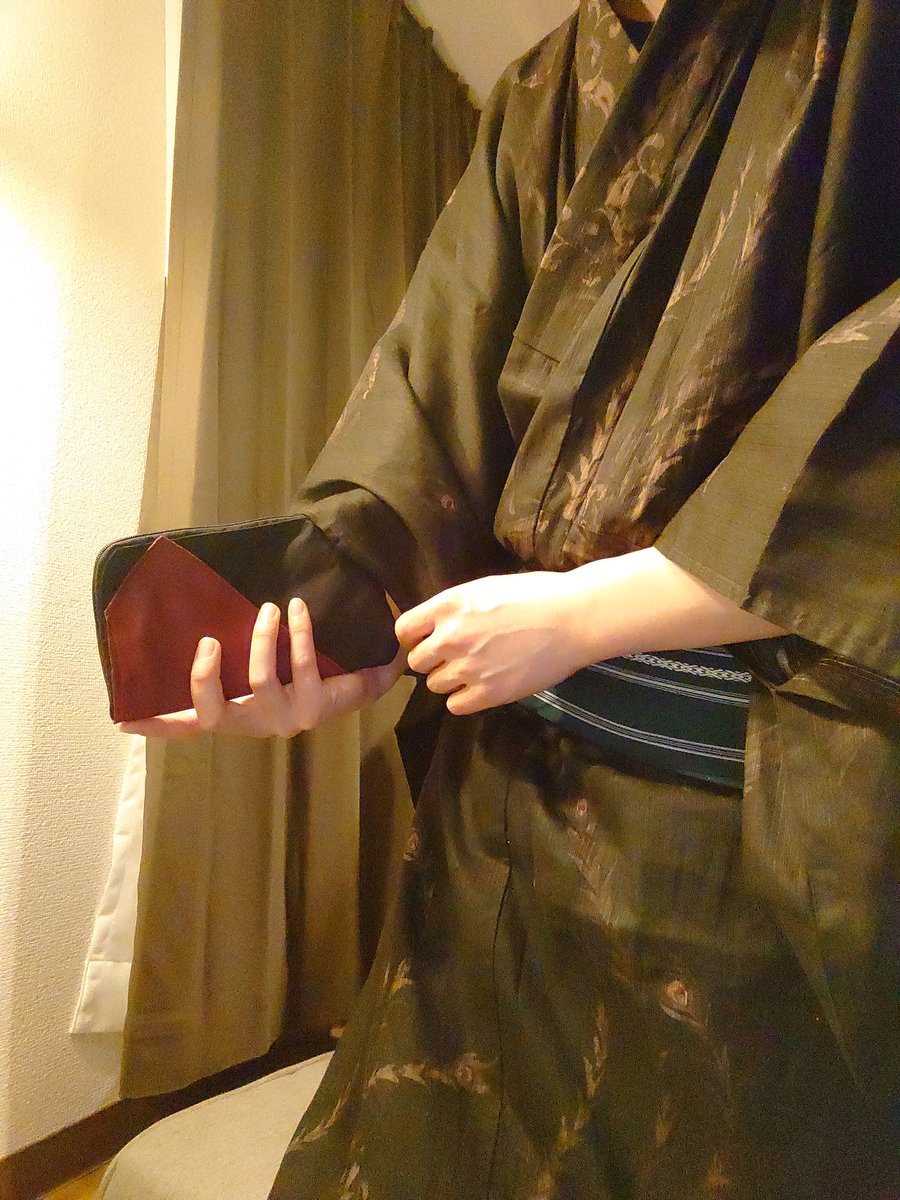Akimo7230's tweet photo. 最近着物が趣味でして…👘
袂落としを作ってみた
普通のポーチに風呂敷を使って和テイストにしました。
首あて部分の布マスクも優しい。

ロングストラップ
マルチポーチ
風呂敷
洗える布マスク(麻の葉)
スマホポーチ
 #ダイソーDIYフォトコンテスト 
 #一般部門 #1972DIY 
@daiso_50th https://t.co/JFRlzl6YsK
