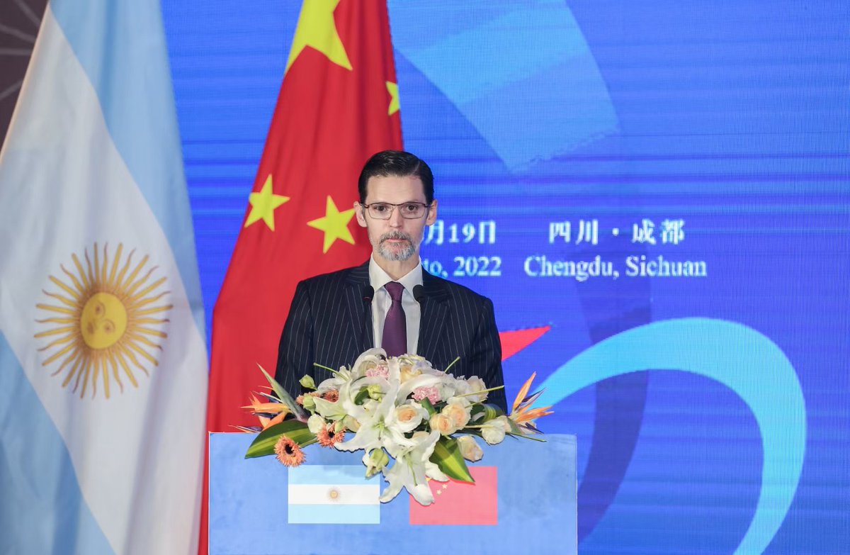 Lin_Nan1's tweet photo. El #Embajador de #Argentina en #China, Sr. Sabino Vaca Narvaja, anunció oficialmente que este año se establecerá el #ConsuladoGeneral de Argentina en #Chengdu. Vamos a trabajar juntos para estrechar aún más las cooperaciones pragmáticas entre ambas partes. 👋❤️ https://t.co/q6VjcndvVe