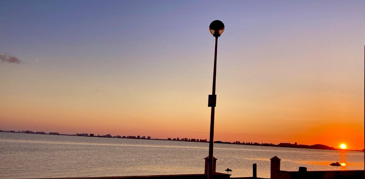 MawyBob's tweet photo. Madrugué para ver el sunset sin ponerme si quiera el despertador , y sin dormir mucho porque me acosté sobre las 4am… todo esto sin planearlo. Mi cuerpo quería levantarse, y ganó a mi mente !! NUNCA ME HABIA PASADO 
#menteCuerpoYalma 💆🏼‍♂️
#twiteandoMoments 🌅
#losNietosBeach 🏖 https://t.co/d43GMeqS16