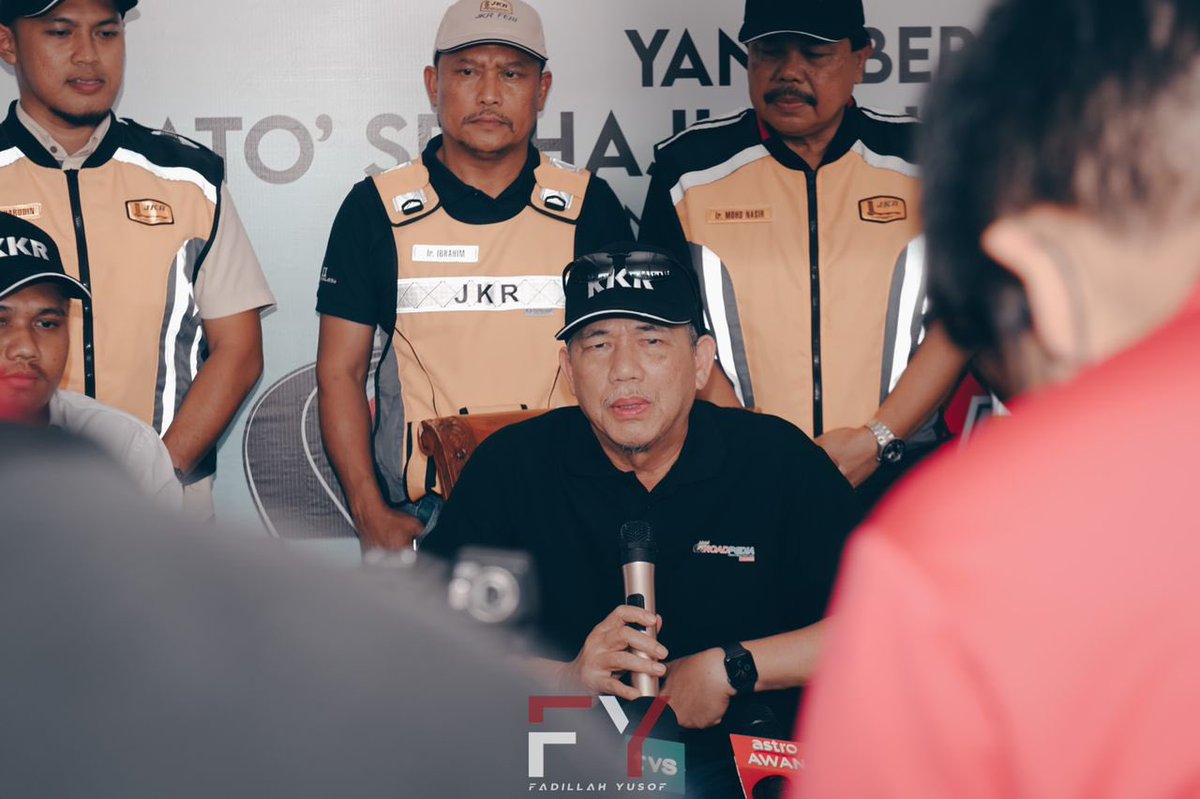 PetraJayaMP's tweet photo. Terima kasih YB Ir Ts. Mohamad Fazli Mohamad Salleh, Exco Kerja Raya, Pengangkutan &amp; Infrastruktur Johor &amp; Tuan Hj Jamalludin Haji A. Hamid, Pegawai Daerah Kluang, yg bersama menaiki bas dari FT 050 ke Kluang Rail Coffee Station utk sidang media &amp; makan tghari #FTRoadpedia https://t.co/Hlhw8ANx78