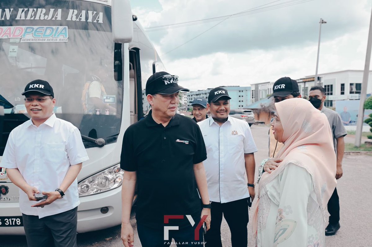 PetraJayaMP's tweet photo. Terima kasih YB Ir Ts. Mohamad Fazli Mohamad Salleh, Exco Kerja Raya, Pengangkutan &amp; Infrastruktur Johor &amp; Tuan Hj Jamalludin Haji A. Hamid, Pegawai Daerah Kluang, yg bersama menaiki bas dari FT 050 ke Kluang Rail Coffee Station utk sidang media &amp; makan tghari #FTRoadpedia https://t.co/Hlhw8ANx78