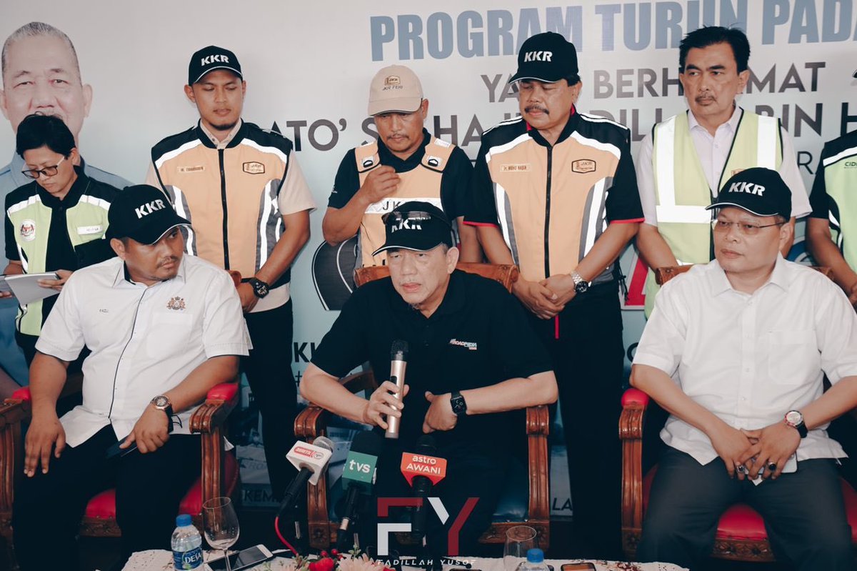 PetraJayaMP's tweet photo. Terima kasih YB Ir Ts. Mohamad Fazli Mohamad Salleh, Exco Kerja Raya, Pengangkutan &amp; Infrastruktur Johor &amp; Tuan Hj Jamalludin Haji A. Hamid, Pegawai Daerah Kluang, yg bersama menaiki bas dari FT 050 ke Kluang Rail Coffee Station utk sidang media &amp; makan tghari #FTRoadpedia https://t.co/Hlhw8ANx78