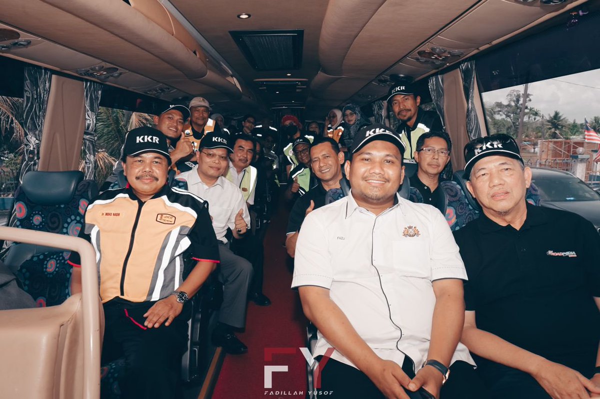 PetraJayaMP's tweet photo. Terima kasih YB Ir Ts. Mohamad Fazli Mohamad Salleh, Exco Kerja Raya, Pengangkutan &amp; Infrastruktur Johor &amp; Tuan Hj Jamalludin Haji A. Hamid, Pegawai Daerah Kluang, yg bersama menaiki bas dari FT 050 ke Kluang Rail Coffee Station utk sidang media &amp; makan tghari #FTRoadpedia https://t.co/Hlhw8ANx78