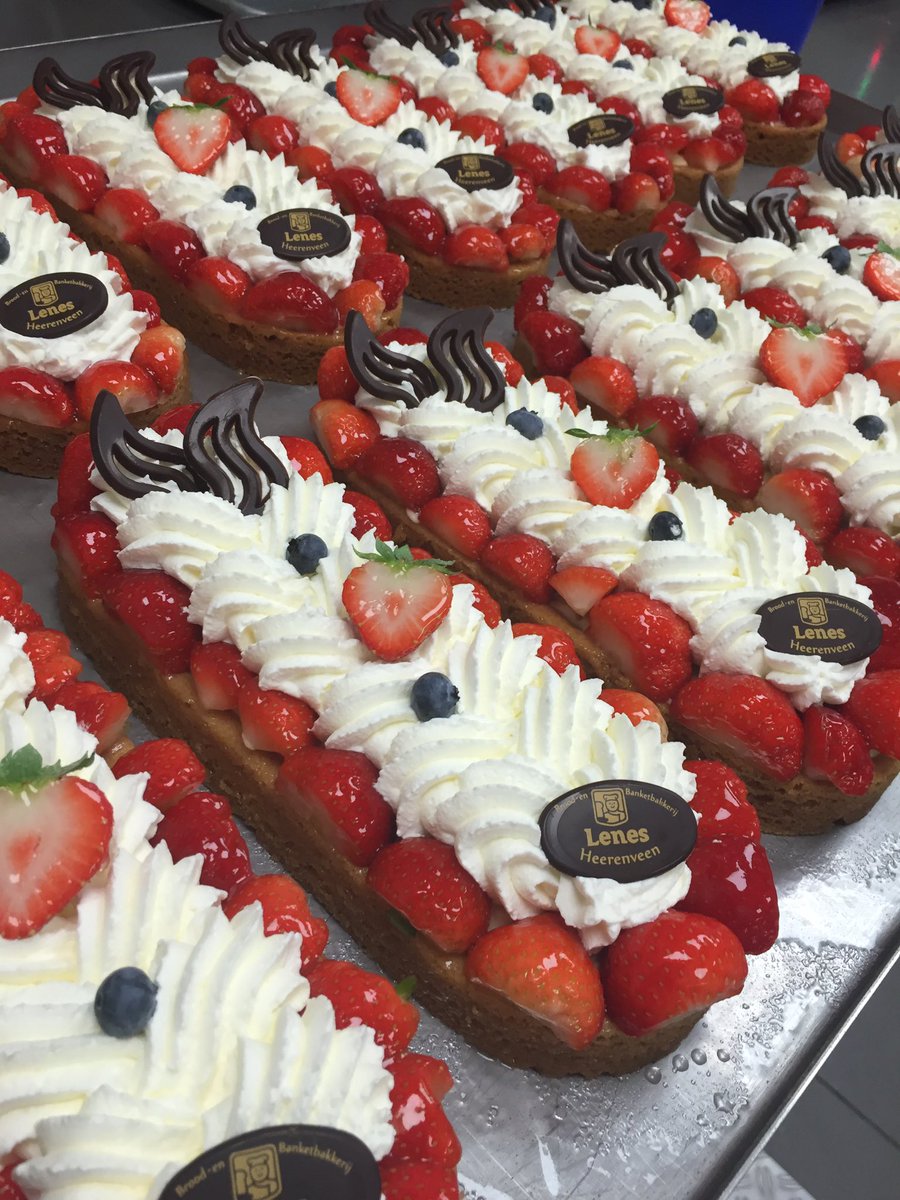 Weekend? Vergeet dan niet iets lekker voor bij de koffie te halen zoals een heerlijke aardbeislof! #smullen #verwennen