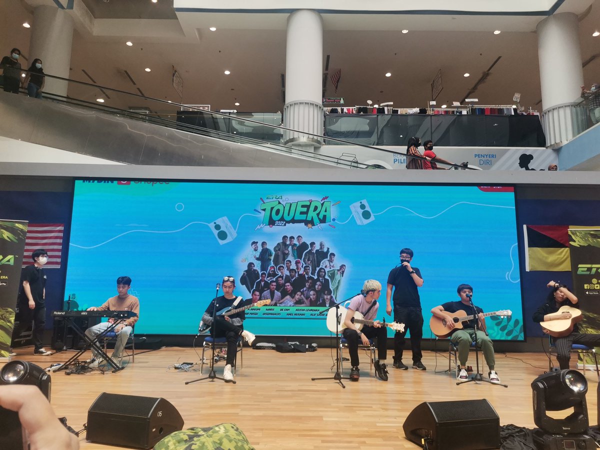 StoryKover's tweet photo. We are here at Konsert TouERA by @ERAdotje
@isaacvkm_1212 will be performing at #TourERA!
📅: 20th August 2022 (Saturday)
🕒: 3pm
📍: Mydin Mall Seremban 2
This event is open for public.
#isaacvoo #IsaacVkm #邬凯名 #아이젝 #젝터 #TiMEBOMB https://t.co/e4S83U0nNp