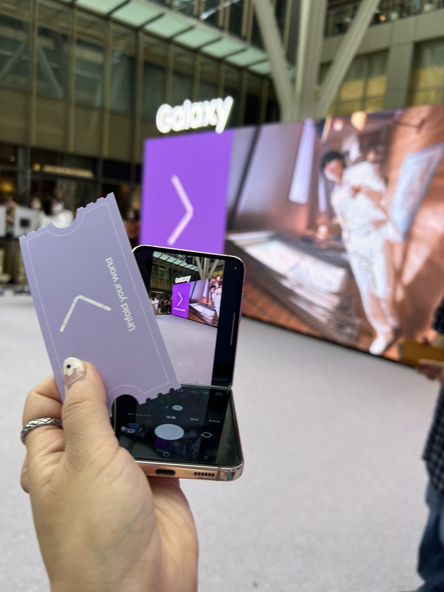 mamecoshi's tweet photo. GALAXY の折るやつすごい✨

#Galaxyのある生活  #GalaxyZFlip4  #GalaxyZFold4  #GalaxyxBTS  #GalaxyxBTS体験中 https://t.co/MPeqeLZerw