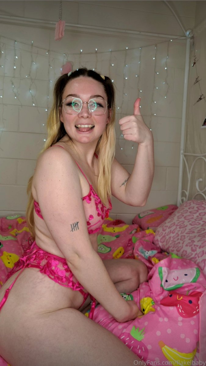 flakelbaby's tweet image. tbh these are some of my fav pics of myself, like the first one is just very me and then suddenly I'm like 💅🥵