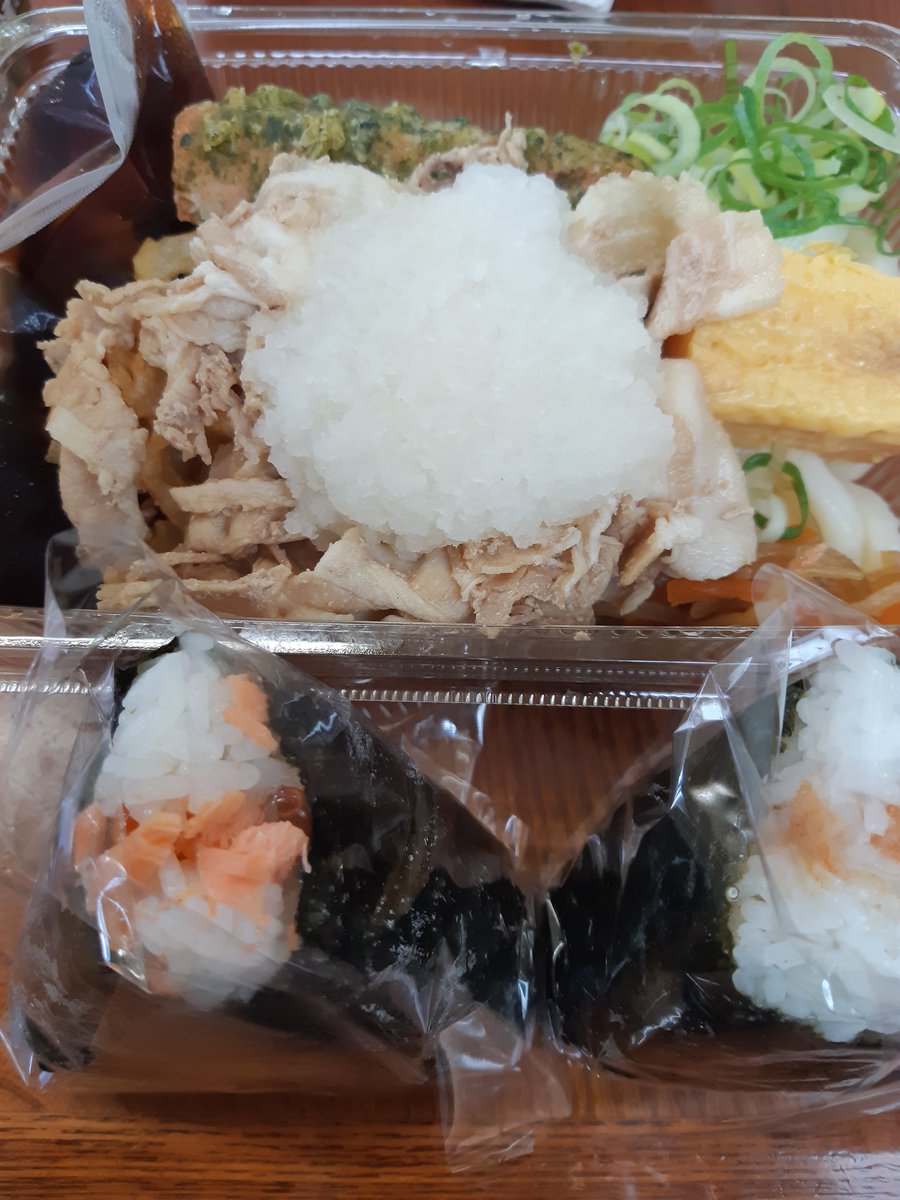 madamnmiaki's tweet photo. こんにちは(*^^*)みあきだよ

宝くじ当たらないかな？

買ってないけど(ノ∀≦。)ノ

今���の晩御飯🎵

丸亀製麺の豚しゃぶおろしうどん弁当

持ち帰りで初めてたべるお弁当🤩

おにぎりは近鉄百貨店で買ってきた

しっかり食べて１日頑張ろうね😆

#大阪風俗
#マダムン
#アナル舐め
#晩御飯
#頑張ろう https://t.co/tdyhCzDyR8