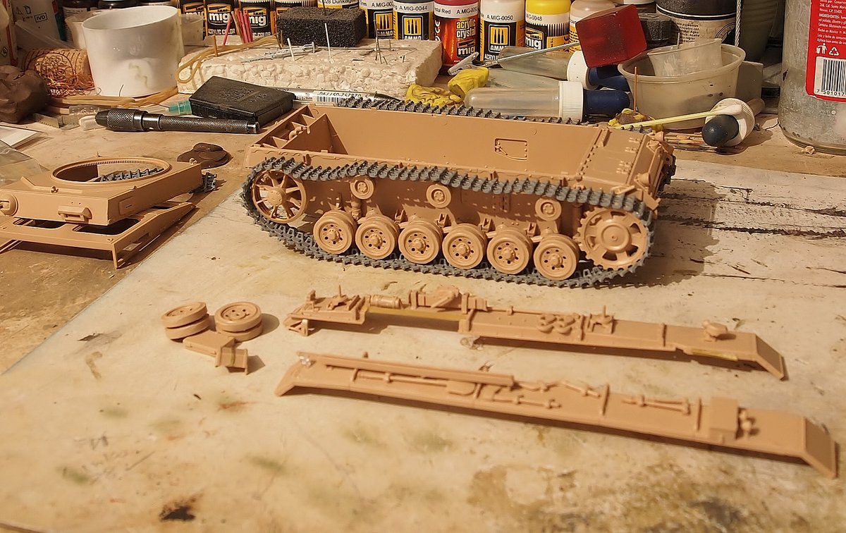 rtvmodeler's tweet photo. 🇩🇪 Panzer III Ausf. J - Después de estudiar el tipo de ensamble, he decidido pintar por partes; 1o. desmontar las orugas y ruedas para pintar por separado y laterales de chasis y parte baja de las barras de herramientas, pero antes dare su pasada de Primer. Regards!., 🇲🇽 👍 https://t.co/5ymVswsGOM