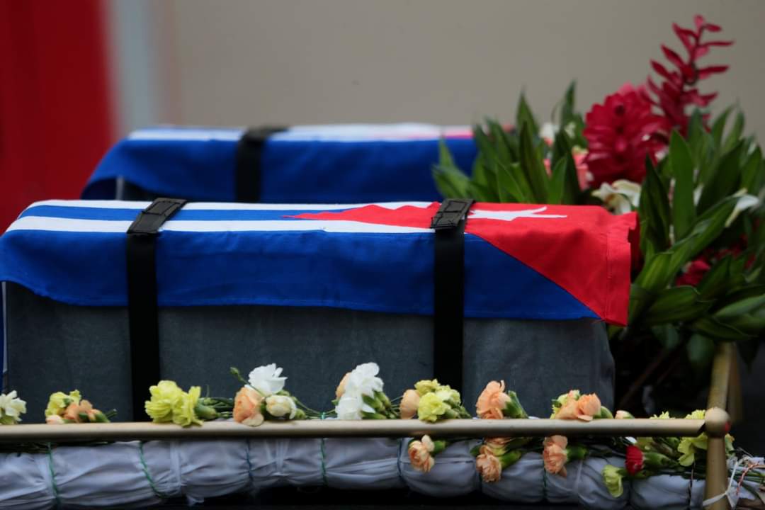 SuselyMorfaG's tweet photo. "Hay un límite al llanto sobre la sepultura de los muertos, y es el amor infinito a la #Patria y a la Gloria, q se jura sobre sus cuerpos, y q no teme, ni se abate, ni se debilita jamás–porq los cuerpos de los mártires son el altar más hermoso de la honra"
#CubaHonra https://t.co/YVJAYLlALB