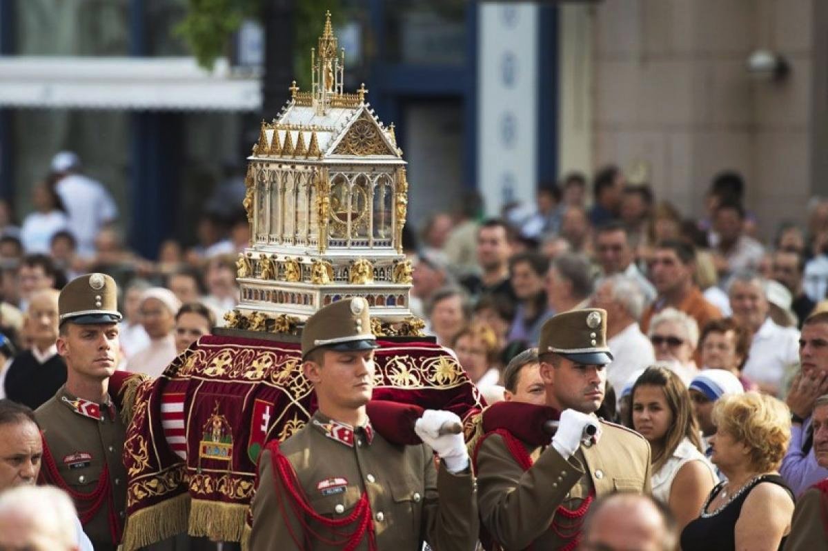 EduardHabsburg's tweet photo. 🇭🇺🇭🇺🇭🇺Today, 20th of August, feast of St. Stephen:
Celebrations all over the world wherever 🇭🇺🇭🇺🇭🇺 Hungarians are. 
We celebrate over 1000 years of being a Christian nation.
Procession with his relic and huge fireworks in Budapest today!🇭🇺🇭🇺🇭🇺 https://t.co/6Z97FwcmzW
