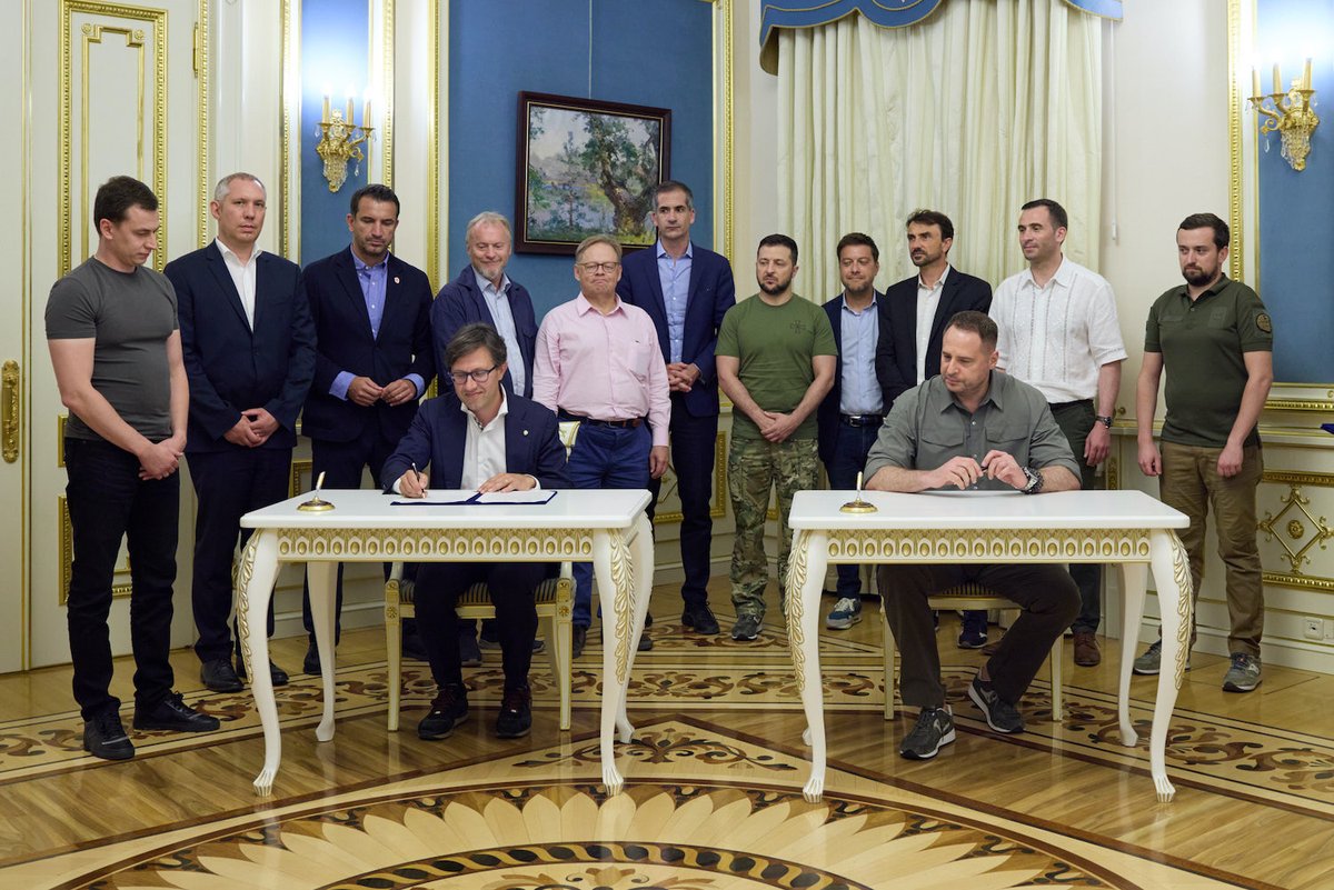 Mayors from European cities &amp; <a href="/eurocities/">Eurocities</a> were in Kyiv to sign an agreement to support sustainable rebuilding in #Ukraine.

They personally introduced the plan to #Ukraine President <a href="/ZelenskyyUa/">Volodymyr Zelenskyy / Володимир Зеленський</a> and to Kyiv mayor <a href="/Vitaliy_Klychko/">Віталій Кличко</a>.

▶️bit.ly/3QBlUrj

🇺🇦 #CitiesWithUkraine