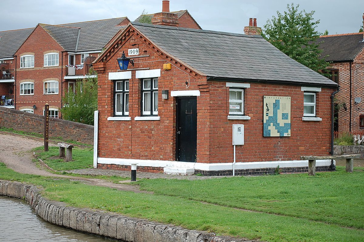retired_tom's tweet photo. From my archives
#August 2010
#CanalRiverTrust #OxfordCanal #SuttonStop #HawkesburyJunction #Lock #Bridge #Narrowboat
#Canals & #Waterways can provide #Peace & #calm
for your own #Wellbeing #Lifesbetterbywater https://t.co/69rMTETZ9P