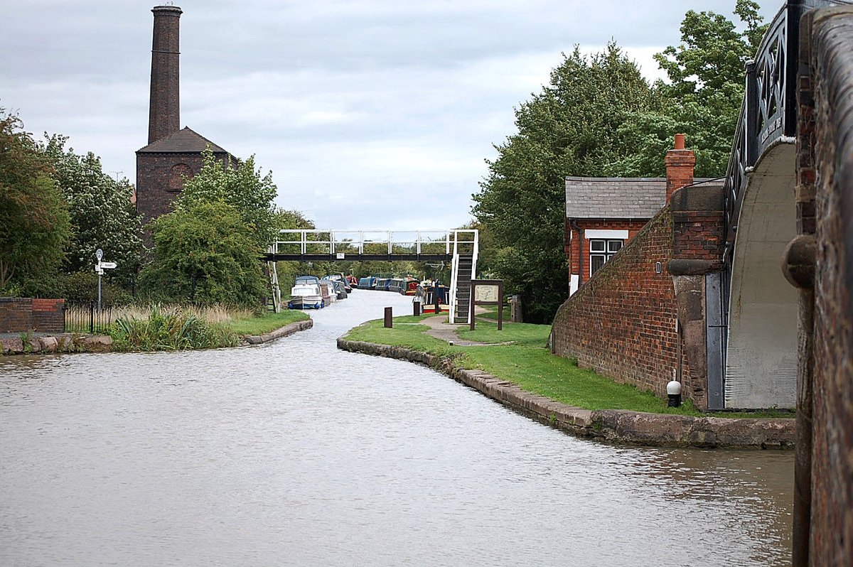 retired_tom's tweet photo. From my archives
#August 2010
#CanalRiverTrust #OxfordCanal #SuttonStop #HawkesburyJunction #Lock #Bridge #Narrowboat
#Canals & #Waterways can provide #Peace & #calm
for your own #Wellbeing #Lifesbetterbywater https://t.co/69rMTETZ9P