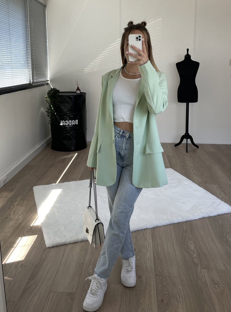 Badgal_Co's tweet photo. La nouvelle collection de rentrée c’est demain à 20h30… 

Beaucoup de vert dans cette co hihi, si vous voulez la voir en entière, c’est en story à la une sur insta ❤️‍🔥 https://t.co/M7OkN5kG89