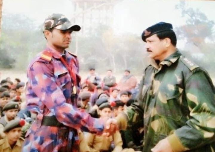 sushil_basoya_'s tweet photo. NCC कैडेट #नरेश_गुर्जर ने बहादुरी का परिचय देते हुऐ बदमाशो से बारुद के कंटेनर को लूटने से बचाया, जब एक लड़की को SI  बनाया जा सकता है तो नरेश को भी बिना भेदवाद के नौकरी दी जा सकती है...!! 

@RajGovOfficial @ashokgehlot51 @NareshGurjar113 

 #गहलोतसरकार_नरेशगुर्जर_को_नौकरी_दो h# https://t.co/L4SdrVJ5z8
