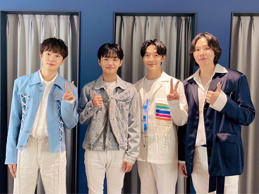 studioguage's tweet photo. 호피폴라 하현상 김영소 on Studioguage Jacket 

#스튜디오구아지 #STUDIOGUAGE https://t.co/ZoKxImfadD