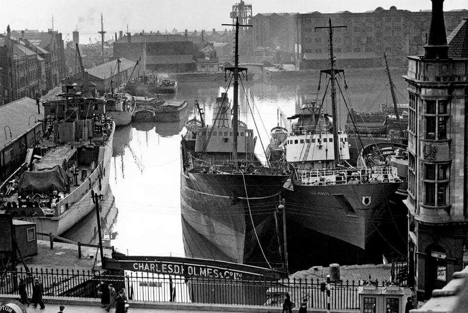 MikeCovell's tweet photo. Good morning Beautif-Hull,  Prince's Dock when the boats would berth at Monument Bridge. https://t.co/Lysv6waZrg