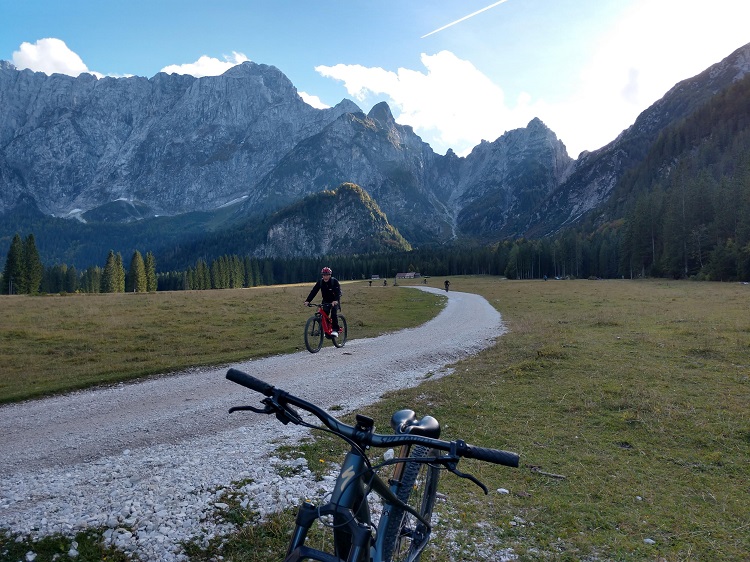 SonoitaliaInfo's tweet photo. Malerisch liegen die beiden bezaubernden #Laghi di #Fusine in einer Mulde in den Julischen Alpen. Die Seen sind einer der schönsten Orte der Region #Friaul-Julisch Venetien. Erreicht haben wir sie von #Tarvis mit dem MTB. 👉https://t.co/5dr0ypBhtk @FVGlive @CiaoNico @IlTarvisiano https://t.co/2QIEeFpEm4