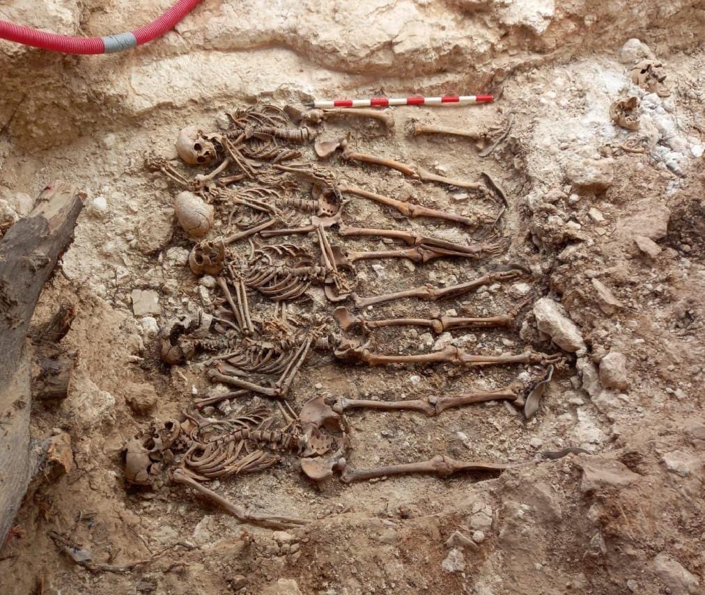 La fosa del cementerio de Padul saca a la luz los restos de tres mujeres y la crueldad de los asesinatos franquistas

✍️Te informamos de los resultados del meticuloso y complicado trabajo del equipo de la <a href="/CanalUGR/">Universidad Granada</a> y <a href="/MemoriaHGranada/">Granada MHistórica</a> en Padul

elindependientedegranada.es/blog/fosa-ceme…