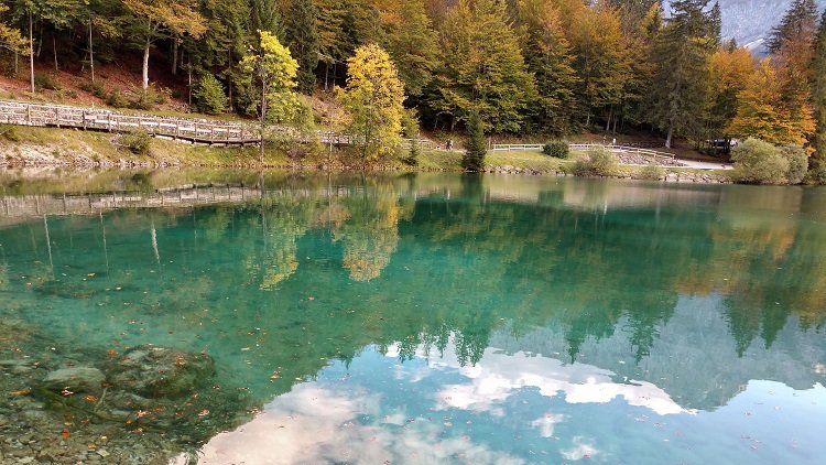SonoitaliaInfo's tweet photo. Malerisch liegen die beiden bezaubernden #Laghi di #Fusine in einer Mulde in den Julischen Alpen. Die Seen sind einer der schönsten Orte der Region #Friaul-Julisch Venetien. Erreicht haben wir sie von #Tarvis mit dem MTB. 👉https://t.co/5dr0ypBhtk @FVGlive @CiaoNico @IlTarvisiano https://t.co/2QIEeFpEm4