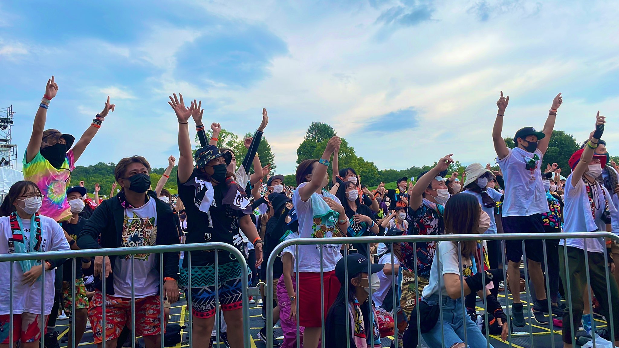 تويتر Monster Bash على تويتر ライブ情報 空海ステージにて Uverworldがオンステージ中 モンバス T Co Vocvixo6rn