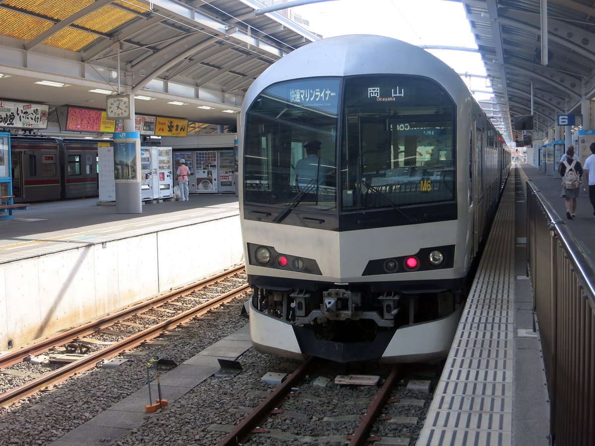 samidare_y's tweet photo. ㊼旅の終わり
更に3人組
今回の旅
予定した聖地は1/10も回れませんでしたが、イベントあり瀬戸芸あり
お世話になっている方にも2年半ぶりにお会いできたし、新しい出会いもあったりと素晴らしい島での時間を過ごすことができました。
関係皆様に感謝いたしますm(__)m
ではまた、晩秋に(#^^#) https://t.co/3ghjdF1PYG