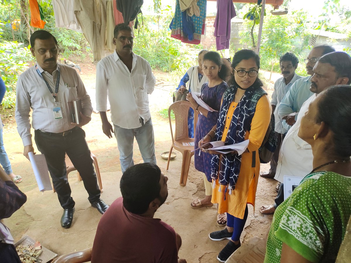 IecMangaluru's tweet photo. ಗುಂಪು ಚರ್ಚೆ ಹಾಗೂ ಮನೆ ಭೇಟಿ ಹಿನ್ನೆಲೆ ಗ್ರಾಮ ಪಂಚಾಯಿತಿ ದೂರದೃಷ್ಟಿ ಯೋಜನೆ ಸಿದ್ಧ ಪಡಿಸುವ ಕುರಿತು ಅಬ್ದುಲ್ ನಜೀರ್ ಸ���ಬ್ ರಾಜ್ಯ ಗ್ರಾಮೀಣಾಭಿವೃದ್ದಿ ಸಂ��್ಥೆ ಮೈಸೂರು ತಂಡ ಇಂದು ಕೆಮ್ರಾಲ್ ಗ್ರಾಮ ಪಂಚಾಯತ್ ವ್ಯಾಪ್ತಿಯ ಮನೆ - ಮನೆ ಭೇಟಿ ನೀಡಿ ಜನರ ಸಮಸ್ಯೆ ಆಲಿಸಿದರು. https://t.co/mcac8P6wWX