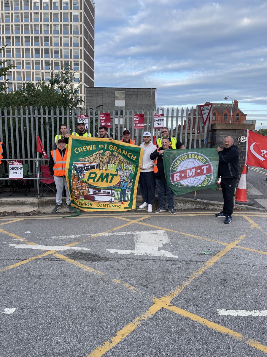 ⁦@RMTunion⁩ Crewe station,
#toryrailstrikes