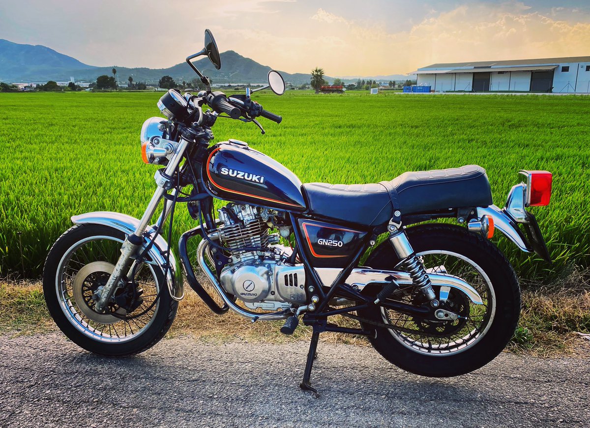 Danideldelta's tweet photo. Aquesta petita utilitària #suzuki #gn250 té 30 anys clavats.
Fa gràcia veure Made in Japan per cada peça i racó de la moto.
Eren altres temps i segurament la veureu antiquada però jo estic 😍 de totes les motos dels anys ‘90. https://t.co/Du5hqDjeMb
