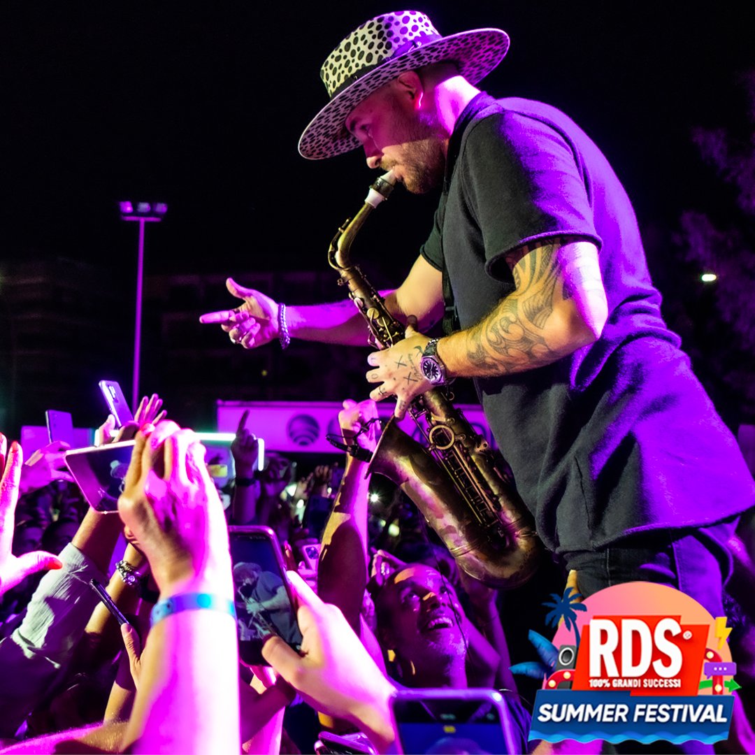RDS_official's tweet photo. 🤩 Soverato, quanto ci ha fatto ballare ieri sera #JimmySax? 🎷
🎤 Stasera non sarà da meno: con noi ci saranno #Raf &amp; #RoccoHunt!
🎫 Biglietti e info su https://t.co/QO6gYGFJb2  
#rdsgrandisuccessi
#RDSSummerFestival https://t.co/bmKtFoEngV