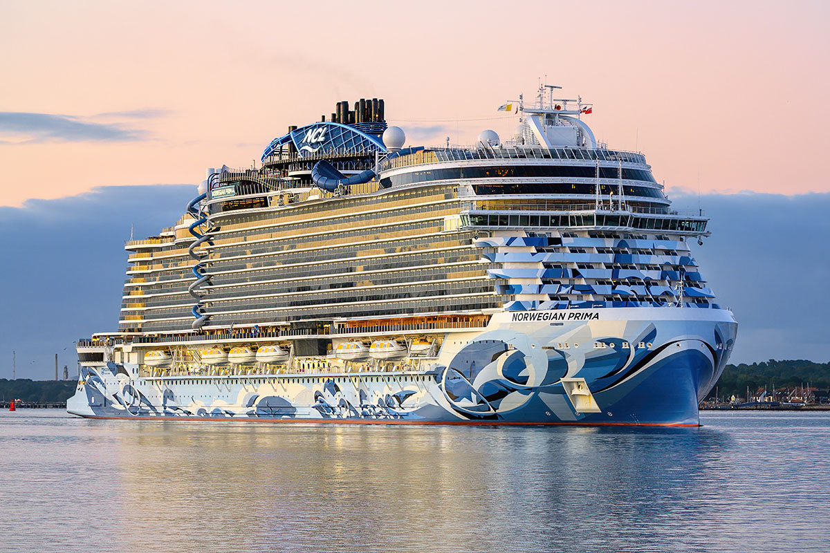 MaritimePhotos's tweet photo. The striking new @CruiseNorwegian cruise ship #Norwegianprima maiden call @ABPSouthampton at first light #Southampton #cruisenews https://t.co/jUqJ6cCt8L