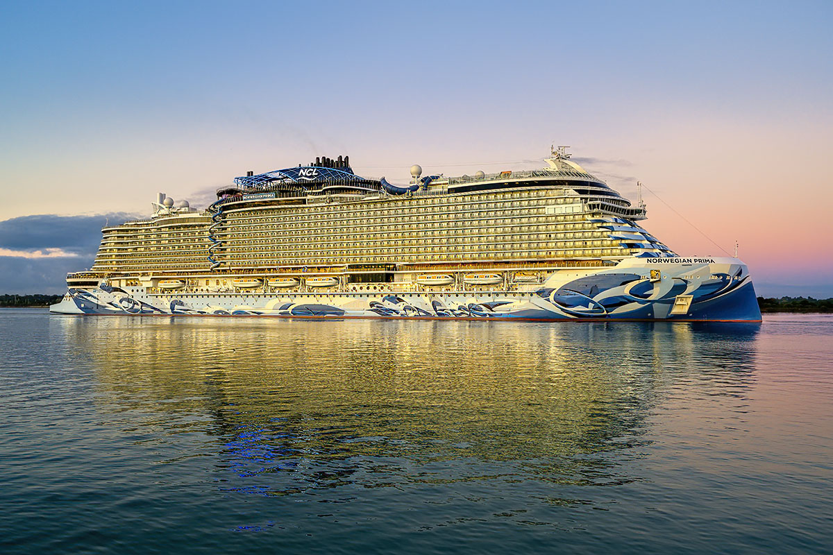 MaritimePhotos's tweet photo. The striking new @CruiseNorwegian cruise ship #Norwegianprima maiden call @ABPSouthampton at first light #Southampton #cruisenews https://t.co/jUqJ6cCt8L