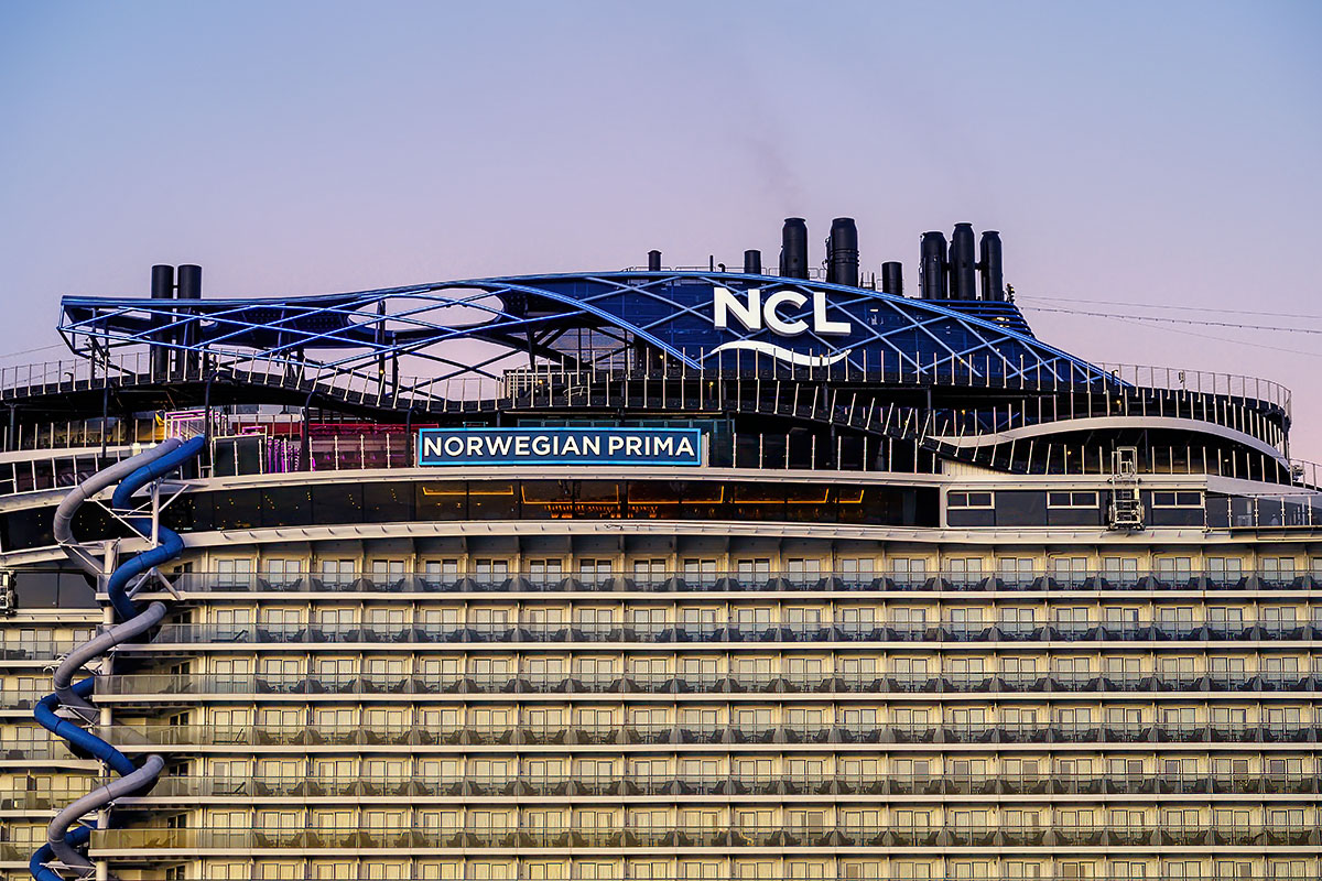 MaritimePhotos's tweet photo. The striking new @CruiseNorwegian cruise ship #Norwegianprima maiden call @ABPSouthampton at first light #Southampton #cruisenews https://t.co/jUqJ6cCt8L